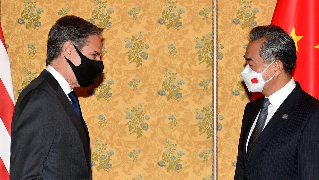 Foto yang diambil per 31 Oktober  2021 ini menunjukkan Menteri Luar Negeri Amerika Serikat Antony Blinken dan Menter Luar Negeri China Wang Yi saat bertemu di Roma, Italia, di sela-sela Konferensi Tingkat Tinggi G20. Keduanya kembali menggelar pertemuan bilateral di Bali, Sabtu (9/7/2022), usai Pertemuan Para Menteri Luar Negeri G20. (Photo by Tiziana FABI / POOL / AFP)