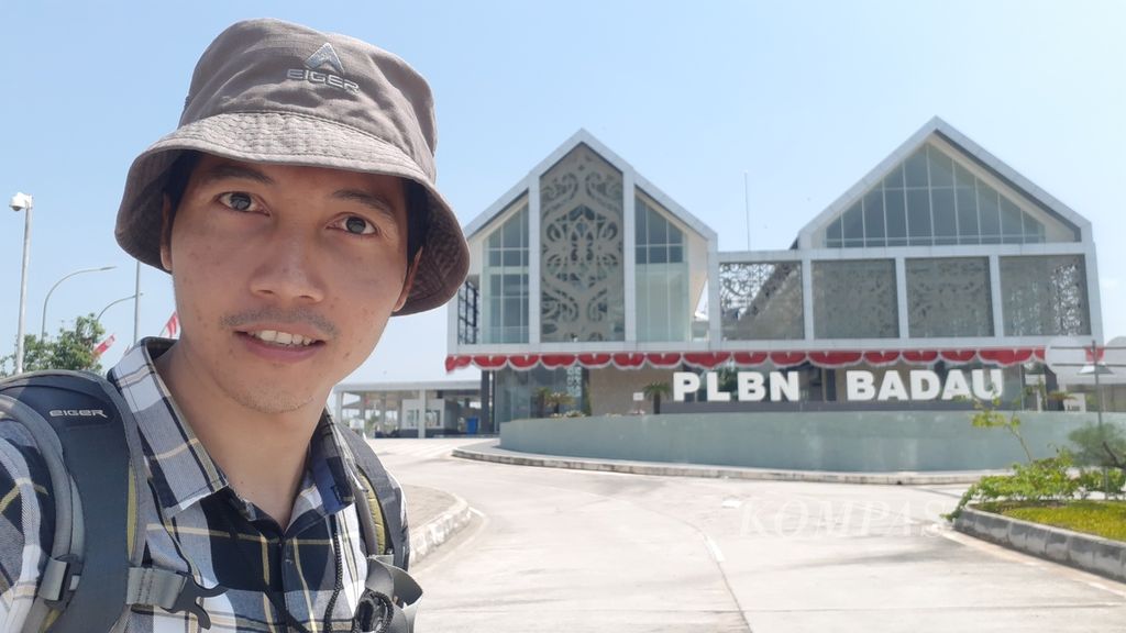 Penulis berswafoto di depan kantor Pos Lintas Batas Negara (PLBN) Badau di Badau, Kabupaten Kapuas Hulu, Kalimantan Barat, Senin (12/8/2019). Badau adalah daerah tapal batas Indonesia, yang berbatasan langsung dengan Malaysia.