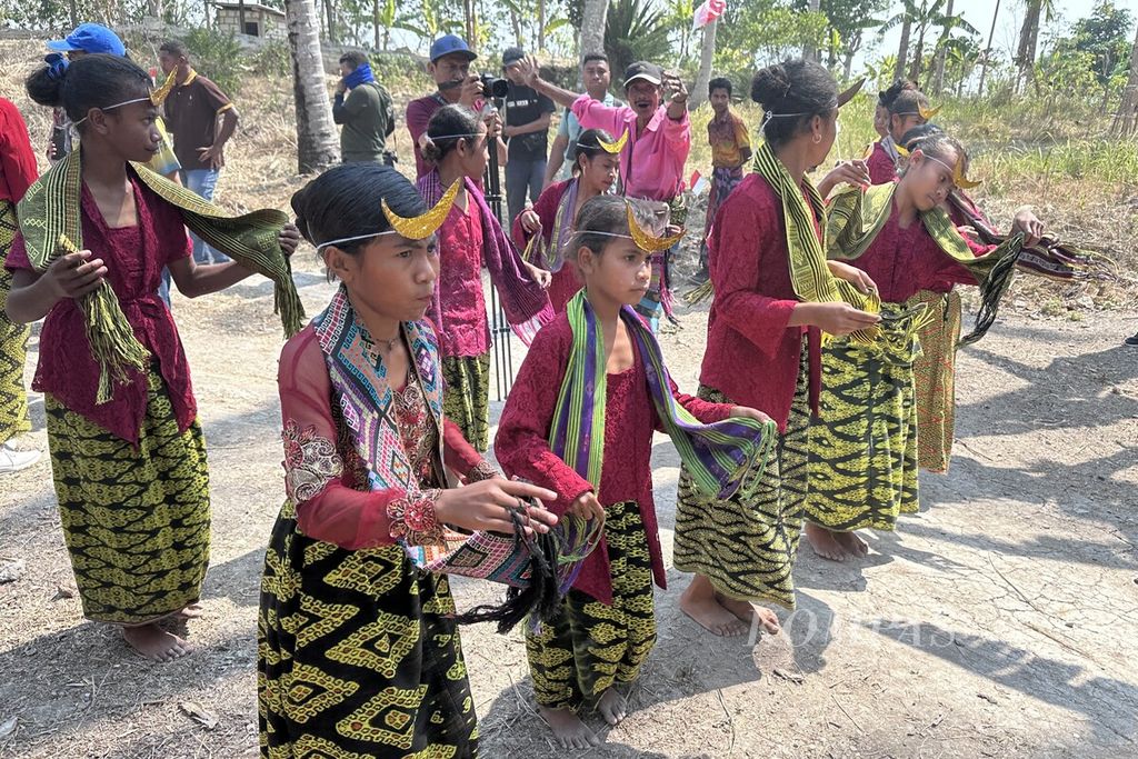 Anak-anak Desa Naileu, Kecamatan Kie, Kabupaten Timor Tengah Selatan, Nusa Tenggara Timur, Kamis (26/10/2023) siang, menyambut rombongan pelari yang akan ikut dalam lari amal <i>ultramarathon </i>Jelajah Timur 2023. 