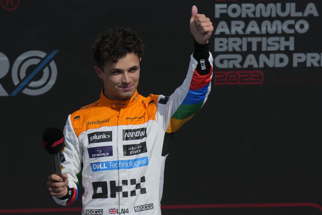 Pebalap McLaren, Lando Norris, merayakan capaian posisi kedua dalam kualifikasi Formula 1 seri Inggris di Sirkuit Silverstone, Inggris, Sabtu (8/7/2023).