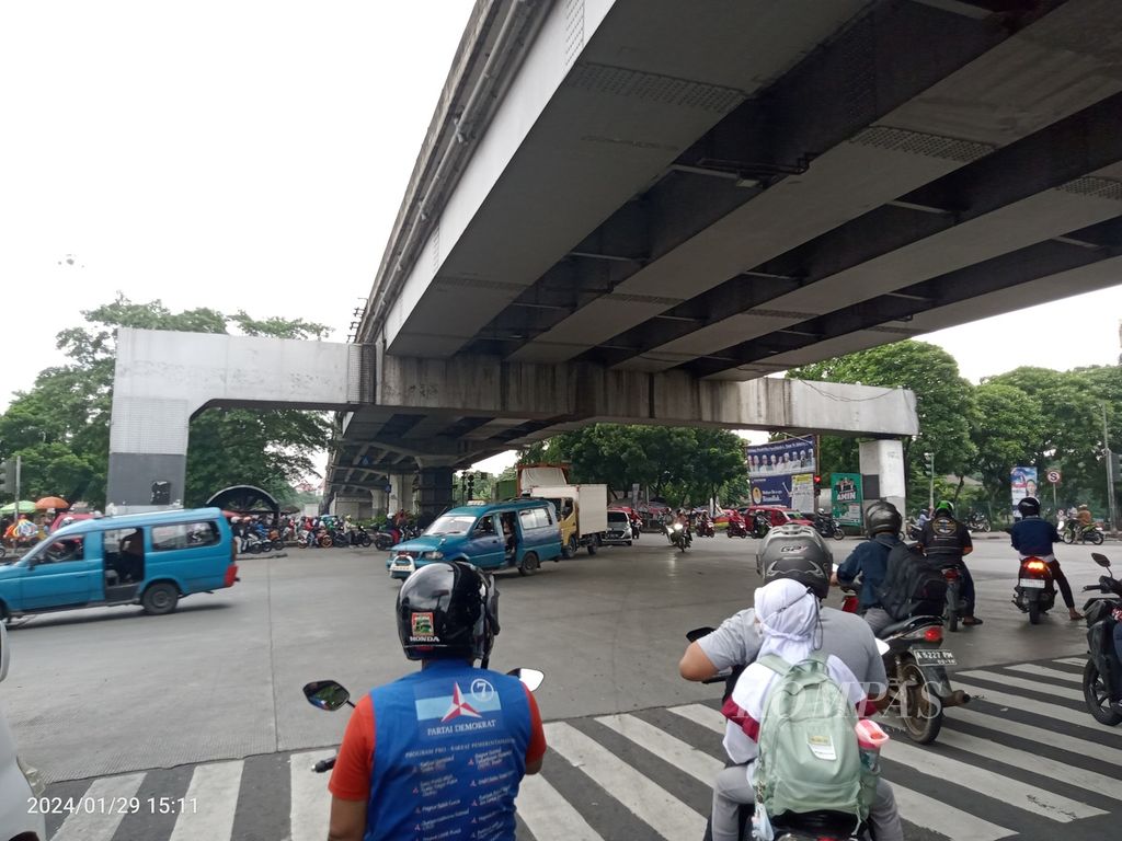 Pengendara berada di bawah Jalan Layang Pasar Rebo, Jakarta Timur, Senin (29/1/2024). Di kawasan ini sering terjadi tawuran yang bahkan sampai menelan korban jiwa.