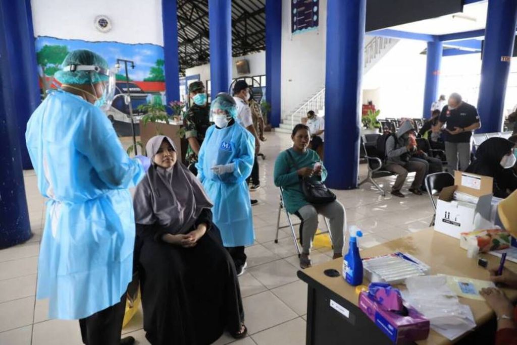 Dinas Kesehatan Kota Tangerang melakukan tes usap acak di Terimal Poris Plawad, Jumat (24/12/2021). Tes usap acak sebagai antisipasi penyebaran Covid-19, khususnya varian Omicron yang sudah ada di Tanah Air.