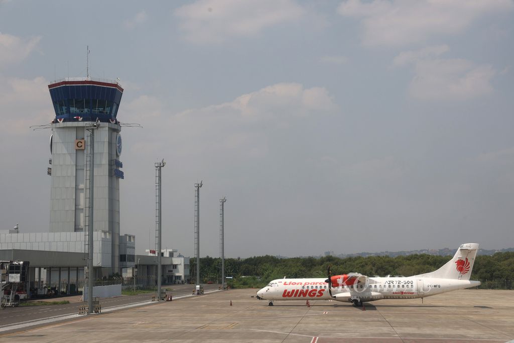 Pergerakan pesawat di Bandar Udara Internasional Ahmad Yani, Semarang, dipantau oleh petugas dari menara AirNav, Senin (29/8/2022). Saat ini terdapat sekitar 50 pergerakan pesawat per hari yang dipantau oleh AirNav di bandara itu.