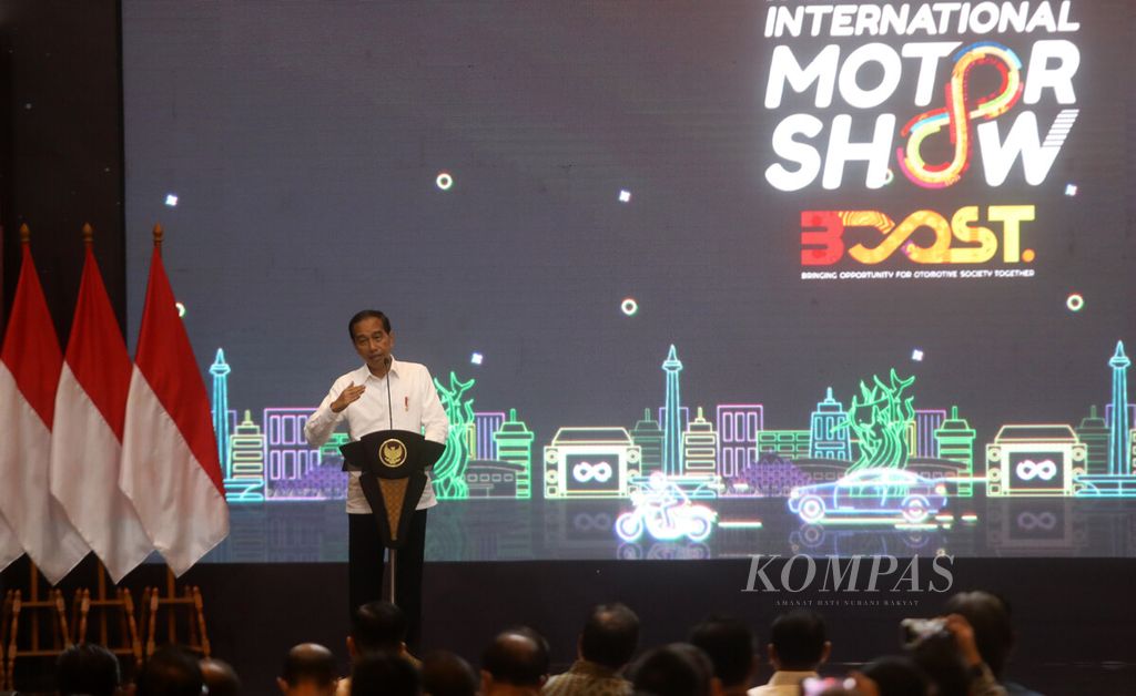 Presiden Joko Widodo memberikan sambutan saat pembukaan pameran Indonesia International Motor Show 2023 di JIExpo, Kemayoran, Jakarta Pusat, Kamis (16/2/2023). Ajang pameran otomotif tahunan tersebut kali ini diikuti 45 merek mobil dan sepeda motor. 