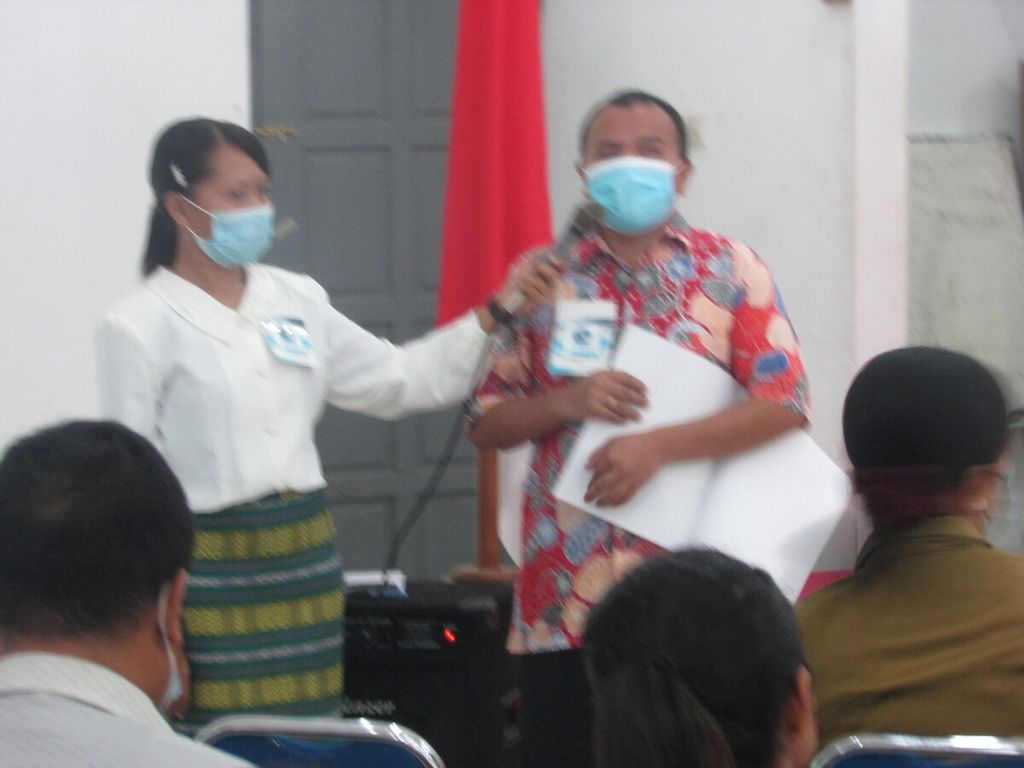 Ketua Panitia Rakerda Oswaldus Parut (33) membawakan materi dengan cara meraba huruf-huruf Braille di tangan di Kupang, Selasa (15/11/2022).