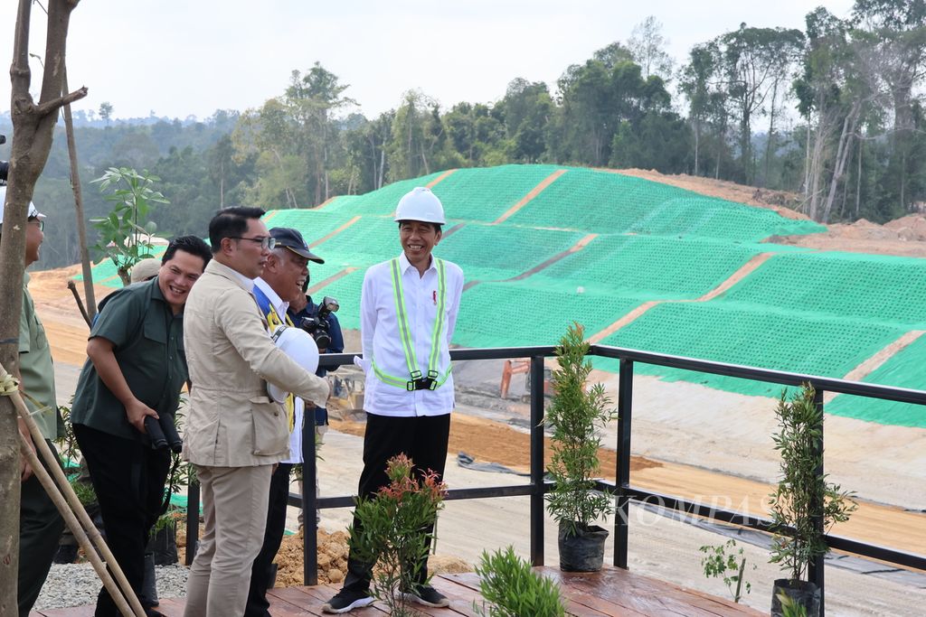 Presiden Joko Widodo meninjau pembangunan jalan tol IKN segmen KKT Karingau-Simpang Tempadung, Provinsi Kalimantan Timur, Rabu (1/11/2023). 