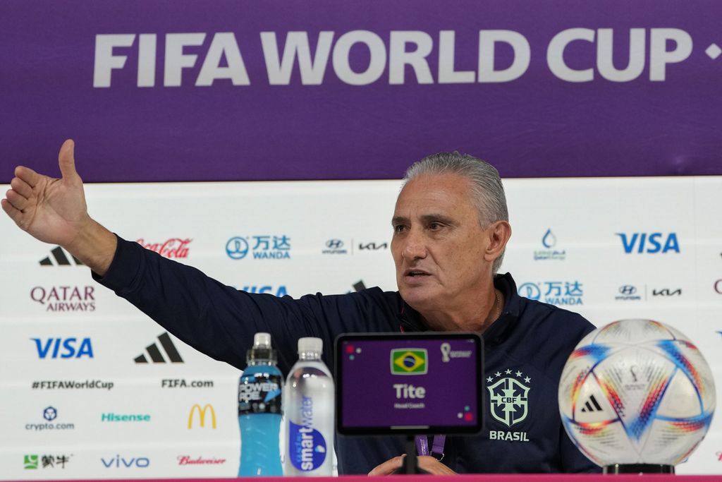 Pelatih Brasil Tite menjawab pertanyaan wartawan dalam jumpa pers di Doha, Qatar, Rabu (23/11/2022). Setelah Brasil tersingkir di perempat final Piala Dunia Qatar 2022, Tite mundur dari posisi sebagai pelatih Brasil. 