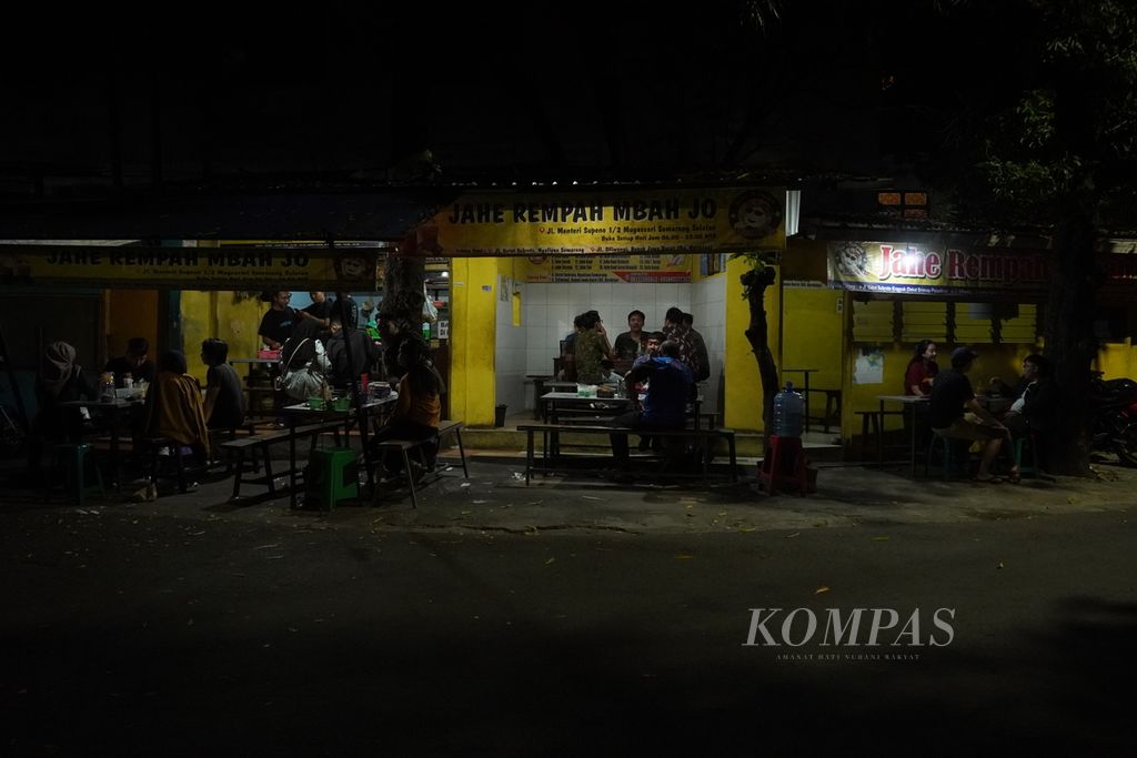 Suasana kedai Wedang Jahe Mbah Jo, Kecamatan Semarang Selatan, Kota Semarang, Jawa Tengah, Jumat (31/5/2024). Pembeli di kedai jamu yang menjual aneka jamu dengan bahan dasar jahe, kunyit, dan kencur tersebut mayoritas pemuda. Selain menyajikan jamu, kedai itu juga memberikan edukasi kepada para pembelinya dengan memasang poster berisi informasi terkait manfaat jamu.