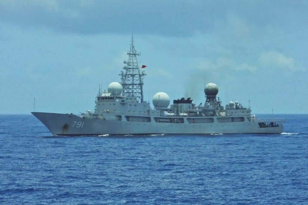 The photo released by the Taiwan Coast Guard on Friday (24/5/2024) shows a Chinese military ship sailing several miles southeast of the Green Island in the eastern waters of Taiwan.