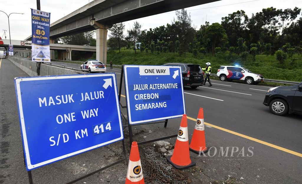 Rambu penunjuk untuk berpindah jalur terpasang di titik awal rekayasa lalu lintas satu arah (<i>one way</i>) di Kilometer 47 Jalan Tol Jakarta-Cikampek di Karawang, Jawa Barat, Kamis (29/4/2022) sore. 