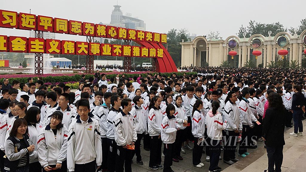 Siswa sekolah  memenuhi Pameran Pembangunan Lima Tahun China  di Beijing Exhibition Centre, 18 Oktober lalu. Berbagai kemajuan inovasi dan teknologi yang dicapai selama lima tahun di bawah kepemimpinan Presiden China Xi Jinping dipamerkan.