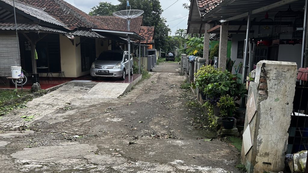 Gang menuju kontrakan M Ecky Listiantho di Kampung Buaran, Desa Lambangsari, Kecamatan Tambun Selatan, Kabupaten Bekasi, Jawa Barat, Senin (2/1/2023).