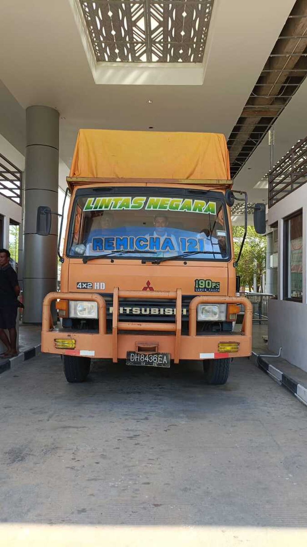 Truk muatan barang ekspor ke Timor Leste antre di Pos Lintas Batas Negara Terpadu Motaain di Kabupaten Belu, Nusa Tenggara Timur, Rabu (3/7/2024).