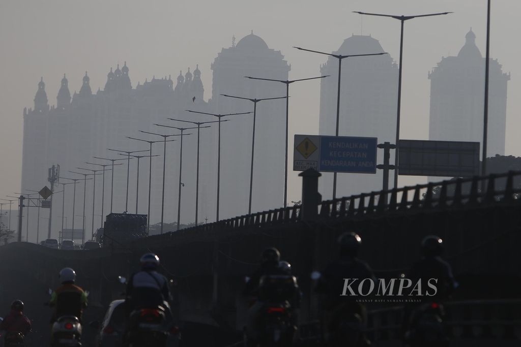 Kabut asap polusi menyelimuti deretan apartemen di kawasan Kelapa Gading, Jakarta Utara, Selasa (11/7/2023). Menurut data situs penyedia peta polusi daring harian kota-kota besar di dunia, AirVisual, kemarin pada pukul 08.00, nilai Indeks Kualitas Udara (AQI) Kota Jakarta adalah 159 atau masuk kategori tidak sehat. 