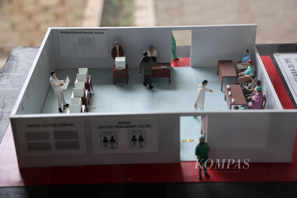 Diorama tempat pemungutan suara (TPS) pemilu dipajang di kantor KPU Sleman, Sleman, DI Yogyakarta, Senin (30/10/2023).