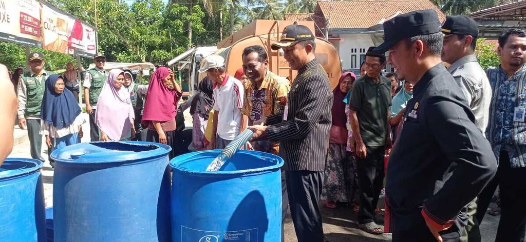 BPBD Kabupaten Cilacap mendistribusikan air bersih kepada warga di Desa Rawajaya, Kecamatan Bantarsari, Kabupaten Cilacap, Jawa Tengah, Kamis (6/6/2024).