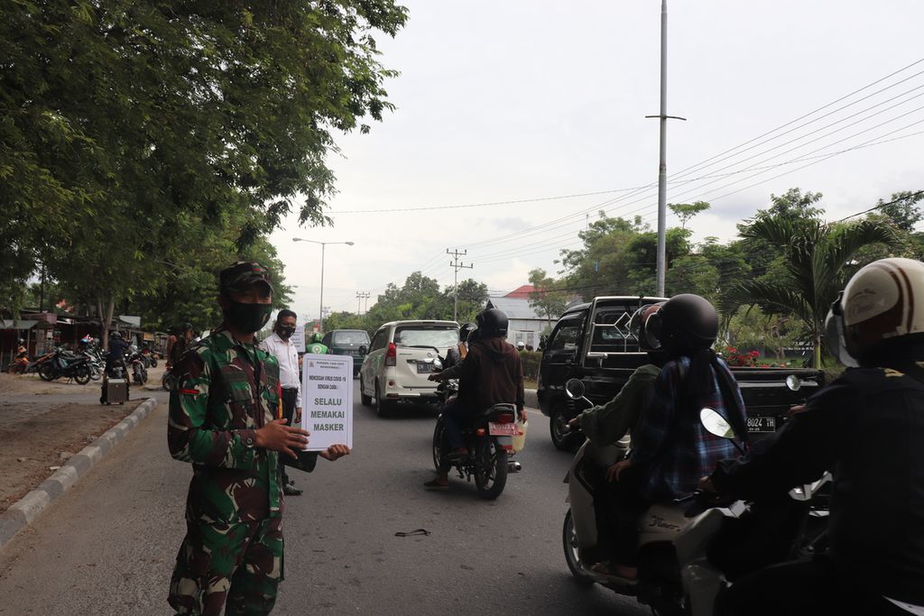 Aparat TNI, Polri, dan pemerintah daerah mengingatkan pengendara untuk tetap menaati protokol kesehatan, seperti memakai masker di Kota Palu, Sulteng, Senin (1/2/2021). Kasus penularan Covid-19 di Palu masih tinggi.