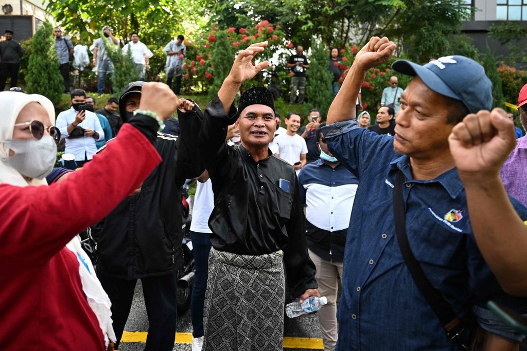 Pendukung Pakatan Harapan berkumpul di depan Istana Negara Malaysia di Kuala Lumpur, Selasa (22/11/2022). Mereka ke sana setelah mendengar Ketua PH Anwar Ibrahim diundang Raja Malaysia Yang Dipertuan Agung XVI ke Istana. 