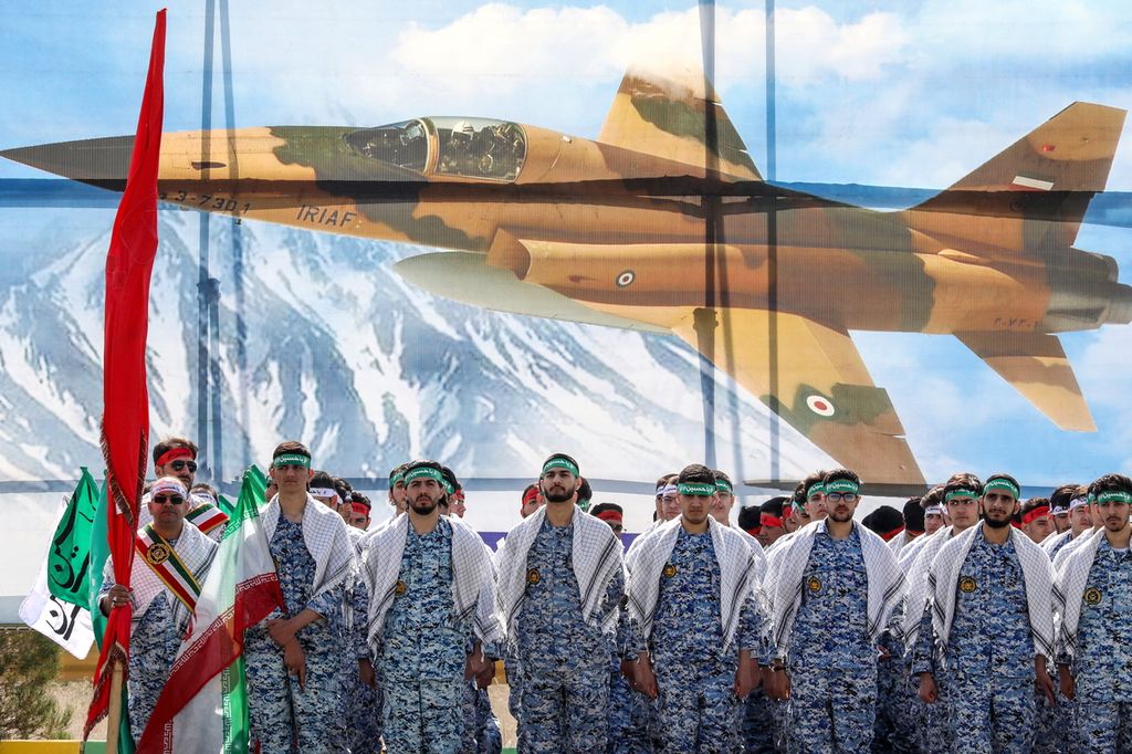 Rabu, 17 April 2024, Komandan Angkatan Udara Iran Hamid Vahedi memperingatkan musuh-musuh Iran agar tidak melakukan kesalahan dalam merespons serangan Iran terhadap Israel. Vahedi menegaskan, angkatan udara Iran telah siap 100 persen di semua lini.