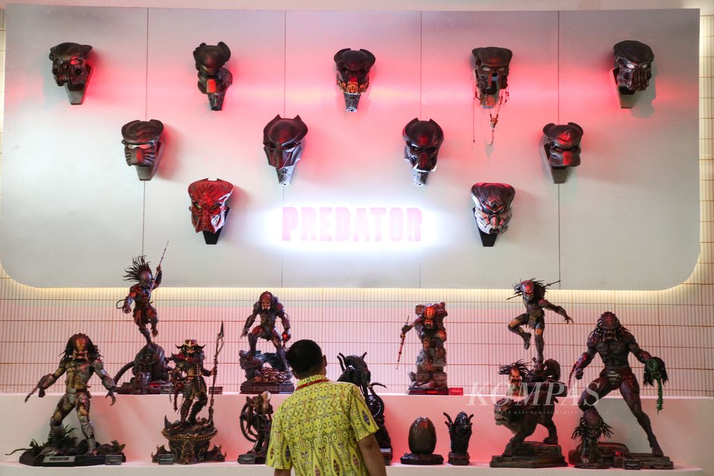 Pengunjung menyaksikan patung-patung pada film Predator yang dipamerkan di galeri Statue4Heroes di Lotte Mall Jakarta, Selasa (9/5/2023). Sebanyak 500 koleksi patung superhero dipamerkan di galeri tersebut.