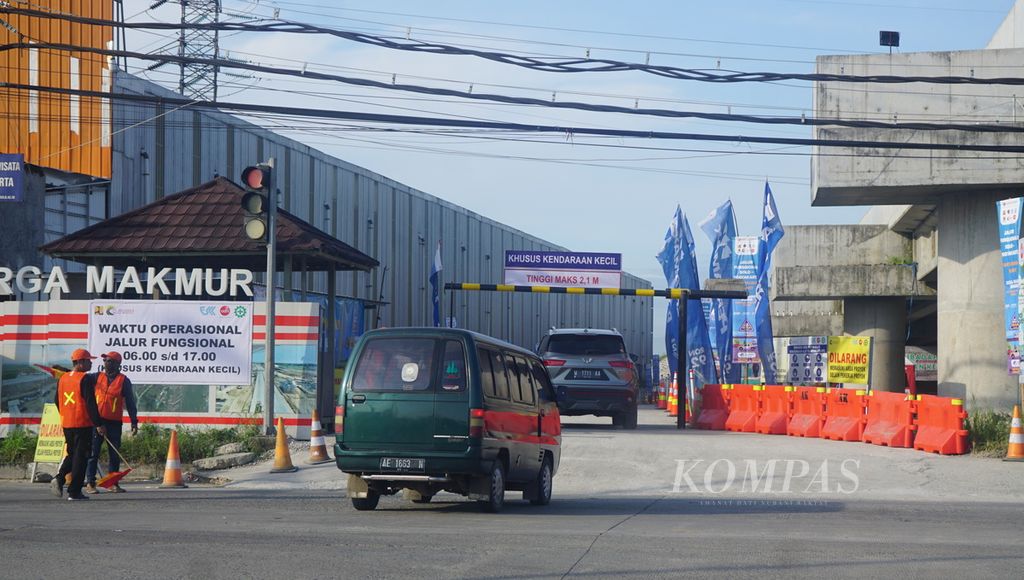 Kendaraan yang akan memasuki jalan tol fungsional Solo-Yogyakarta di Kabupaten Boyolali, Jawa Tengah, Sabtu (15/4/2023). 