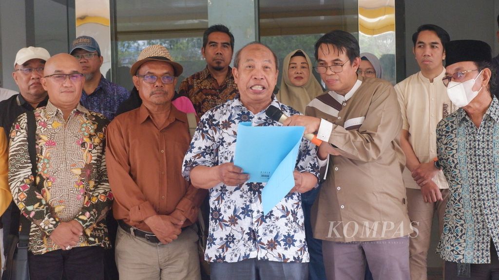 Guru Besar Fakultas Hukum Universitas Lambung Mangkurat (ULM) Hadin Muhjad (tengah) membacakan aspirasi akademisi ULM terkait Pemilu 2024 di Gedung Rektorat ULM, di Banjarmasin, Kalimantan Selatan, Jumat (2/2/2024). 