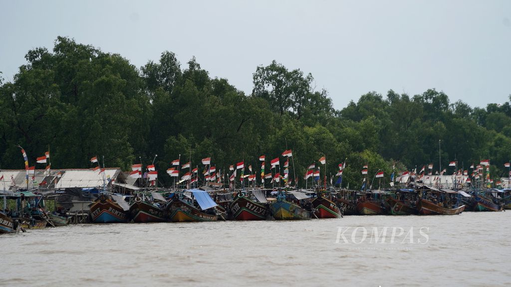 Bendera merah putih berkibar di perahu motor nelayan yang bersandar di Muara Bendera, Desa Pantai Bahagia, Kecamatan Muaragembong, Kabupaten Bekasi, Jawa Barat, Kamis (27/10/2022). 