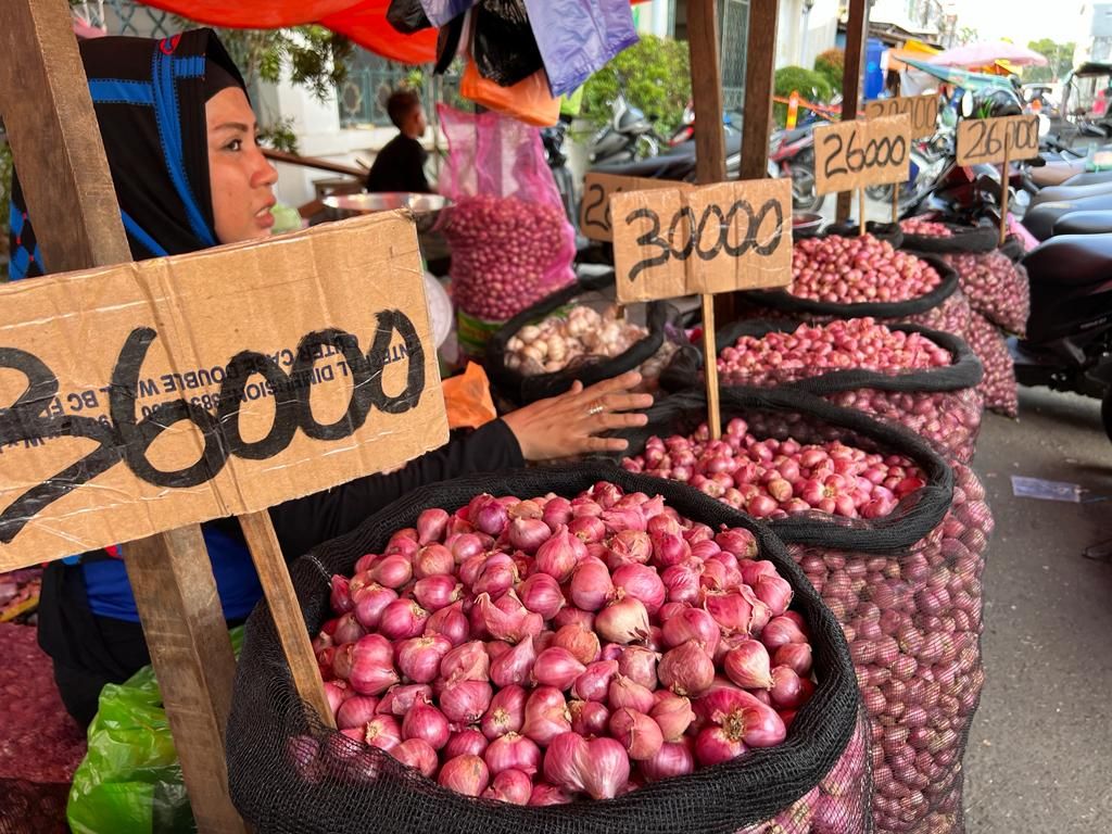 Harga sejumlah barang kebutuhan pokok jelang Ramadhan melambung di Makassar, Sulsel. Seperti tampak di Pasar Terong, Jumat (25/3/2022), harga bawang merah dijual Rp 30.000-Rp 36.000 per kilogram. Begitu pun dengan bawang putih.