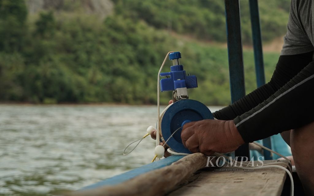Pengambilan sampel air di Teluk Buli, Kecamatan Maba, Kabupaten Halmahera Timur, Maluku Utara, Indonesia LIputan Khusus Jelajah Laut Papua Maluku 2023.