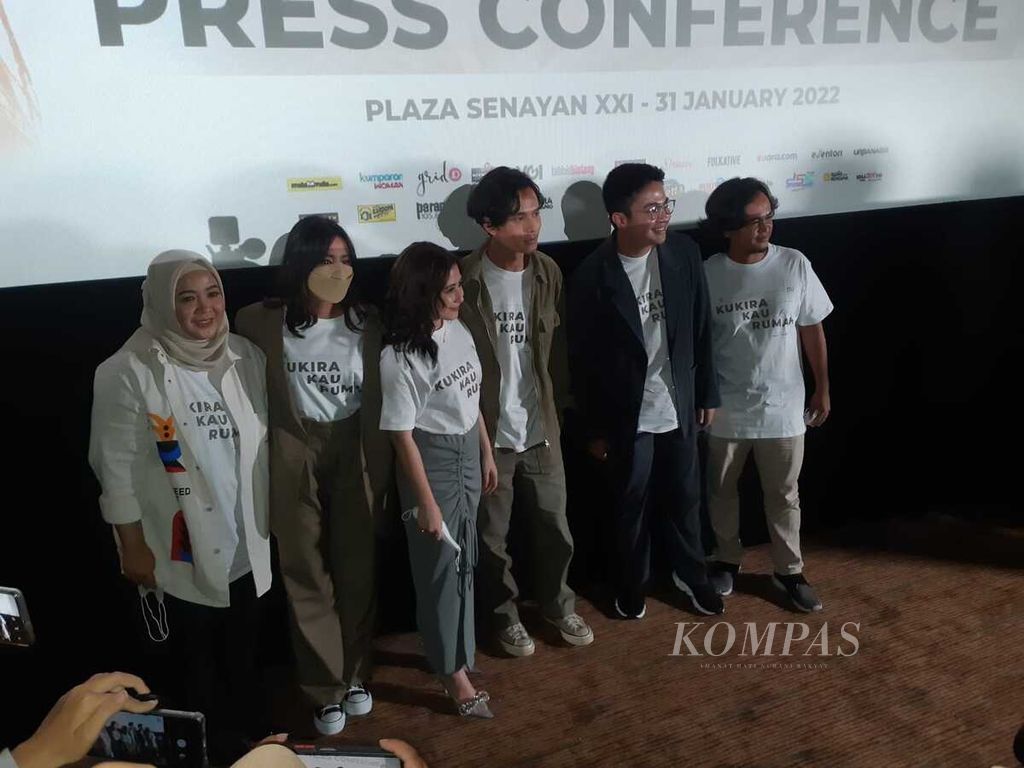 Kerabat kerja Kukira Kau Rumah berpose seusai konferensi pers dan penayangan khusus film itu di Jakarta, Senin (31/1/2022).