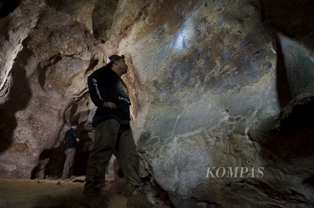 Peneliti dan relawan melakukan pengamatan gambar cadas kuno di sebuah gua Kawasan Karst Mangkuris, Desa Batu Lepoq, Kecamatan Karangan, Kutai Timur, Kaltim, Jumat (13/5/2016). Kegiatan ini merupakan bagian deliniasi tahap II kawasan karst Sangkulirang-Mangkalihat yang digelar Balai Pelestarian Cagar Budaya Kalimantan Timur dan puluhan arkeolog dari berbagai daerah mulai 12-31 Mei 2016 untuk melengkapi persyaratan pengajuan kawasan ini sebagai warisan dunia UNESCO.