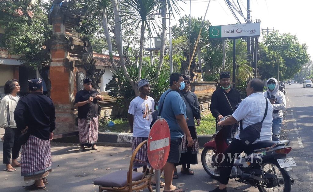 Sekelompok orang berjaga dan menghalangi akses ke hotel lokasi acara Forum Air untuk Rakyat di Kota Denpasar, Bali, Rabu (22/5/2024). 