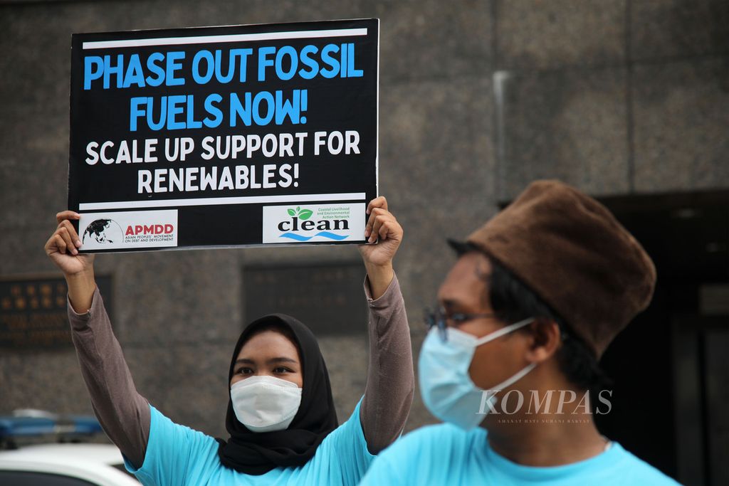 Aktivis Wahana Lingkungan Hidup Indonesia (Walhi) DKI Jakarta melakukan aksi protes atas tindakan Jepang dalam mempromosikan gas fosil dan hidrogen sebagai transisi energi batubara yang diklaim mampu mempercepat pengurangan emisi karbon tahun 2050 di depan Kantor Kedutaan Besar Jepang di Jakarta, Rabu (3/8/2022). 