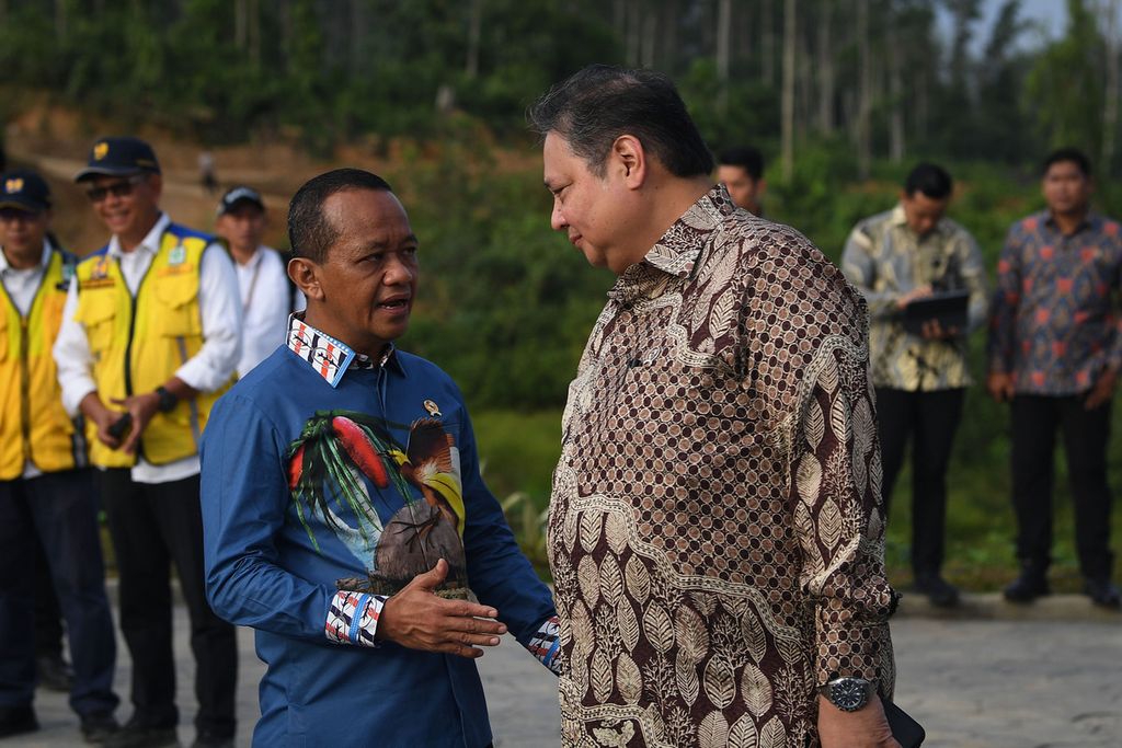 Menteri Koordinator Bidang Perekonomian Airlangga Hartarto (kanan) dan Menteri Investasi/Kepala Badan Koordinasi Penanaman Modal Bahlil Lahadalia berbincang di sela kunjungan ke Embung MBH di Ibu Kota Nusantara, Penajam Paser Utara, Kalimantan Timur, Senin (12/8/2024).