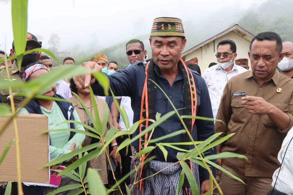 Gubernur NTT Viktor Bungtilu Laiskodat melakukan kunjungan ke Pulau Flores selama dua pekan pada April 2022. Dengan pakaian adat Manggarai, ia menanam bambu.