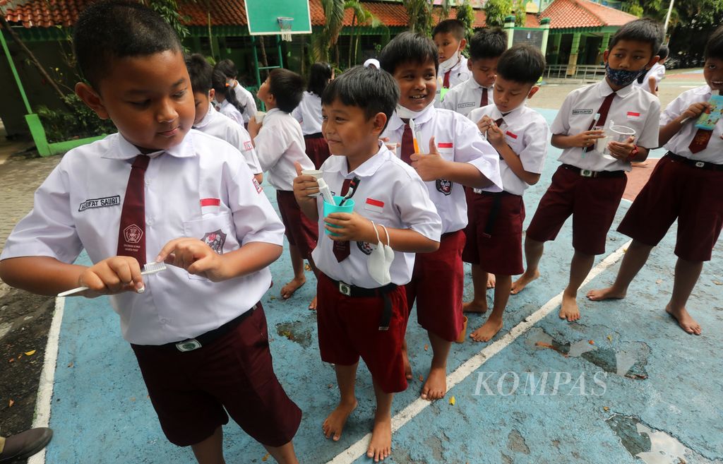 Siswa kelas IV dan V SDN Cideng 02, Jakarta, mengikuti kegiatan edukasi menyikat gigi dengan benar dengan arahan dokter gigi Puskesmas Gambir, Senin (12/9/2022).