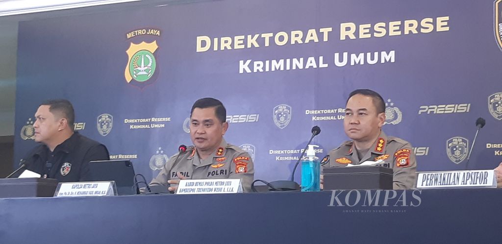 Konferensi pers kasus pembunuhan berantai yang terungkap dari tewasnya keluarga di Bekasi karena diracun, di Polda Metro Jaya, Jakarta, Kamis (19/1/2023). 