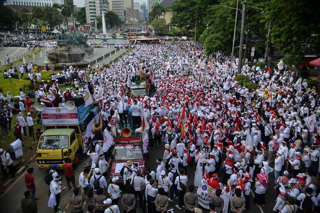 Ribuan tenaga kesehatan melakukan aksi penolakan Rancangan Undang-Undang (RUU) Omnibus Law Kesehatan di kawasan Patung Kuda Arjuna Wiwaha, Jakarta Pusat, Senin (8/5/2023). 