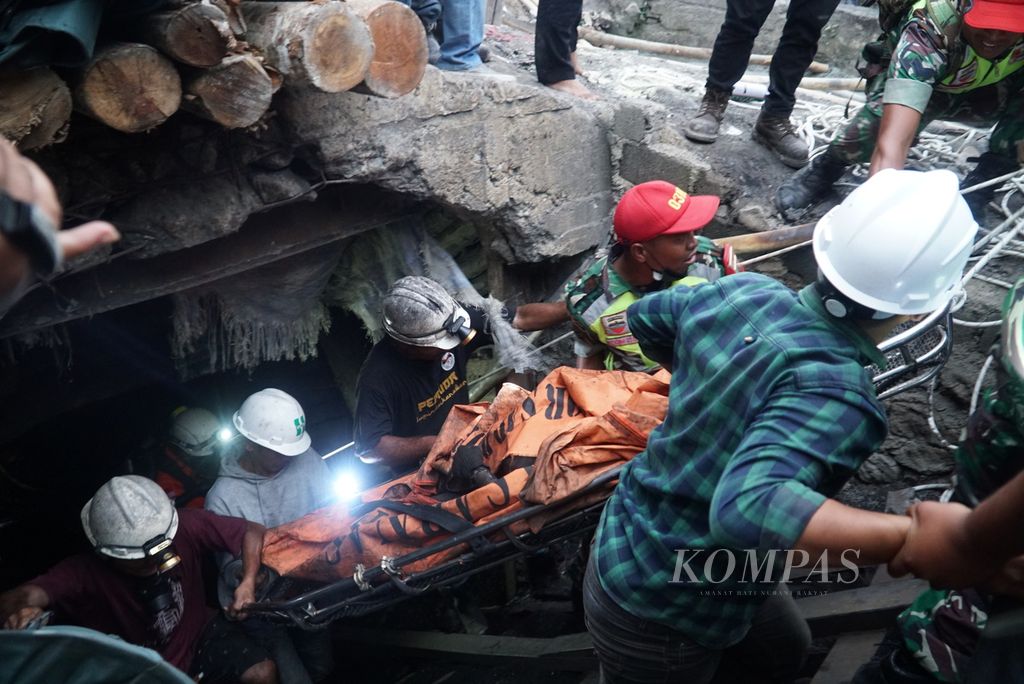 Tim SAR gabungan, Jumat (9/12/2022) sekitar pukul 17.50, mengevakuasi korban terakhir dalam kejadian ledakan di lubang tambang batubara PT Nusa Alam Lestari di Kota Sawahlunto, Sumatera Barat.