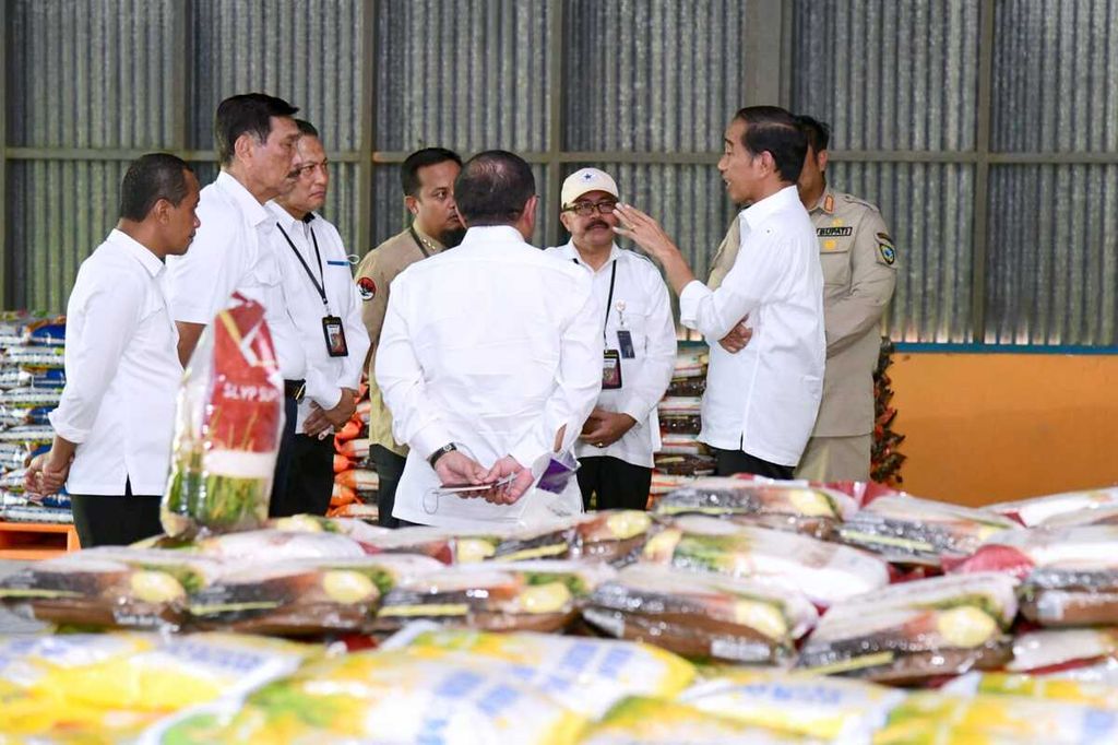 Presiden Joko Widodo meninjau ketersediaan stok beras di Gudang Bulog Batangase, Kabupaten Maros, Sulawesi Selatan, pada Kamis (30/3/2023).
