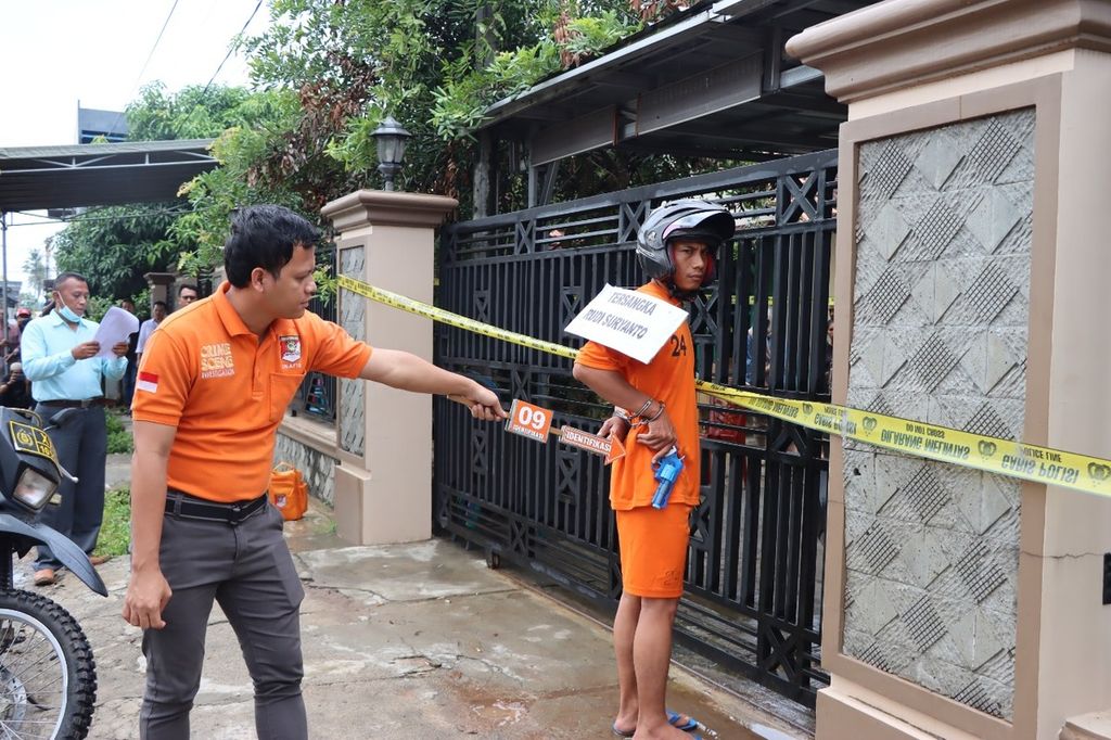 Aipda Rudi Suryanto (39), tersangka kasus penembakan terhadap rekannya sesama polisi Aipda Ahmad Karnain (41), menjalani rekonstruksi ulang di Lampung Tengah, Selasa (6/9/2022). Tersangka dijerat Pasal 340 KUHP tentang pembunuhan berencana.