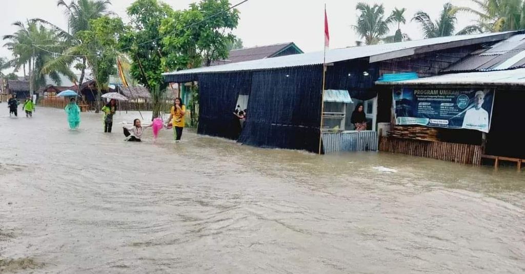 Warga melintas di tengah banjir yang melanda Desa Muara Siberut, Kecamatan Siberut Selatan, Kepulauan Mentawai, Sumatera Barat, Sabtu (12/8/2023).