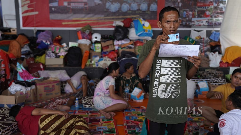 Warga menerima dokumen kependudukan berupa KTP dan kartu keluarga pasca-kebakaran Terminal Integrated Bahan Bakar Minyak (BBM) Depo Pertamina Plumpang di Posko PMI, Jakarta Utara, Senin (6/3/2023).