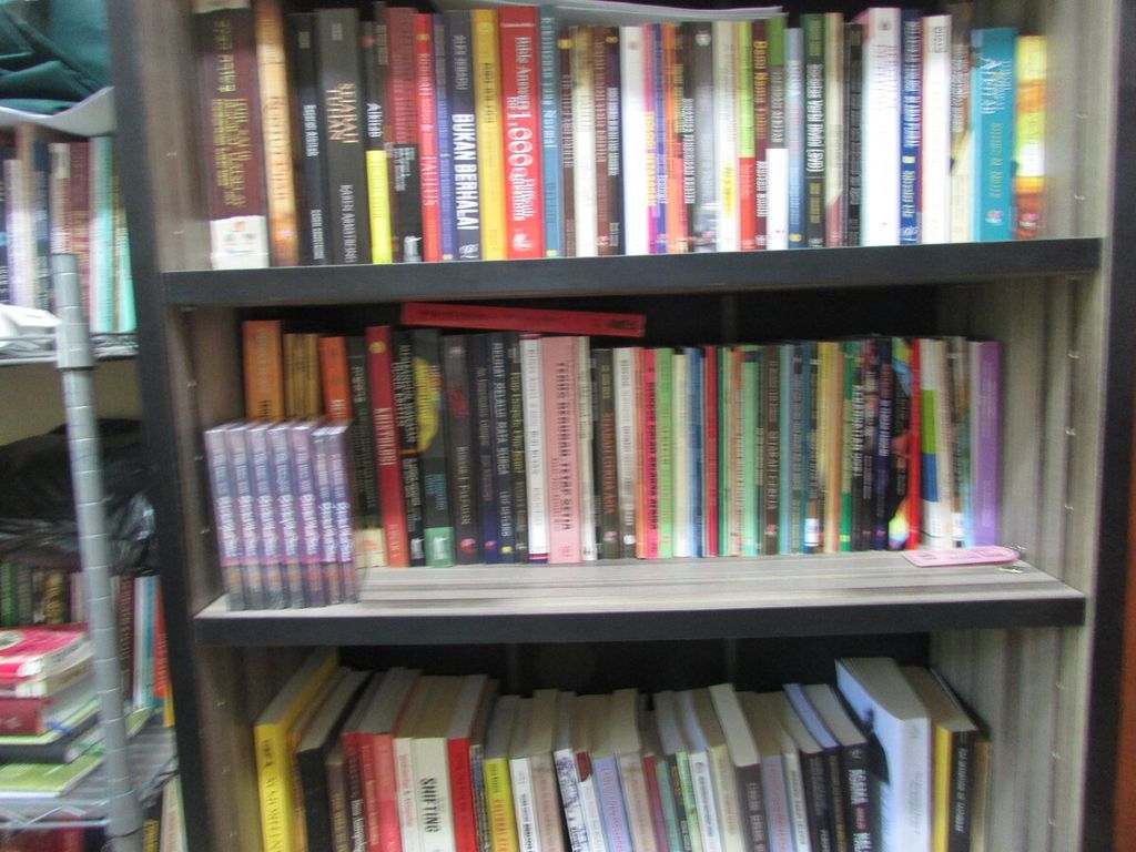 Sebagian koleksi buku milik Godefridus Meko SVD saat mengikuti pendidikan S-3 di Institut Agama Kristen Negeri Kupang, NTT, Rabu (13/4/2022).