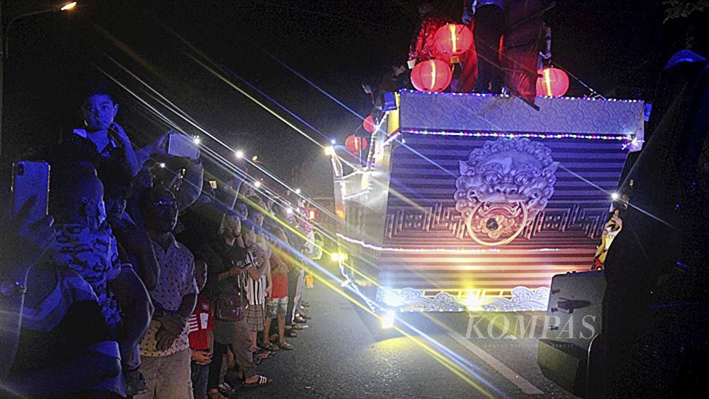 Pawai Lampion di Kota Singkawang, Kalimantan Barat, Rabu (28/2) malam. Warga memadati jalan-jalan utama untuk menyaksikan acara itu.