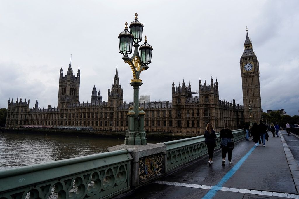 Gedung Parlemen Inggris, Westminster, dan Menara Elizabeth atau Big Ben, di London, Kamis (20/10/2022). 