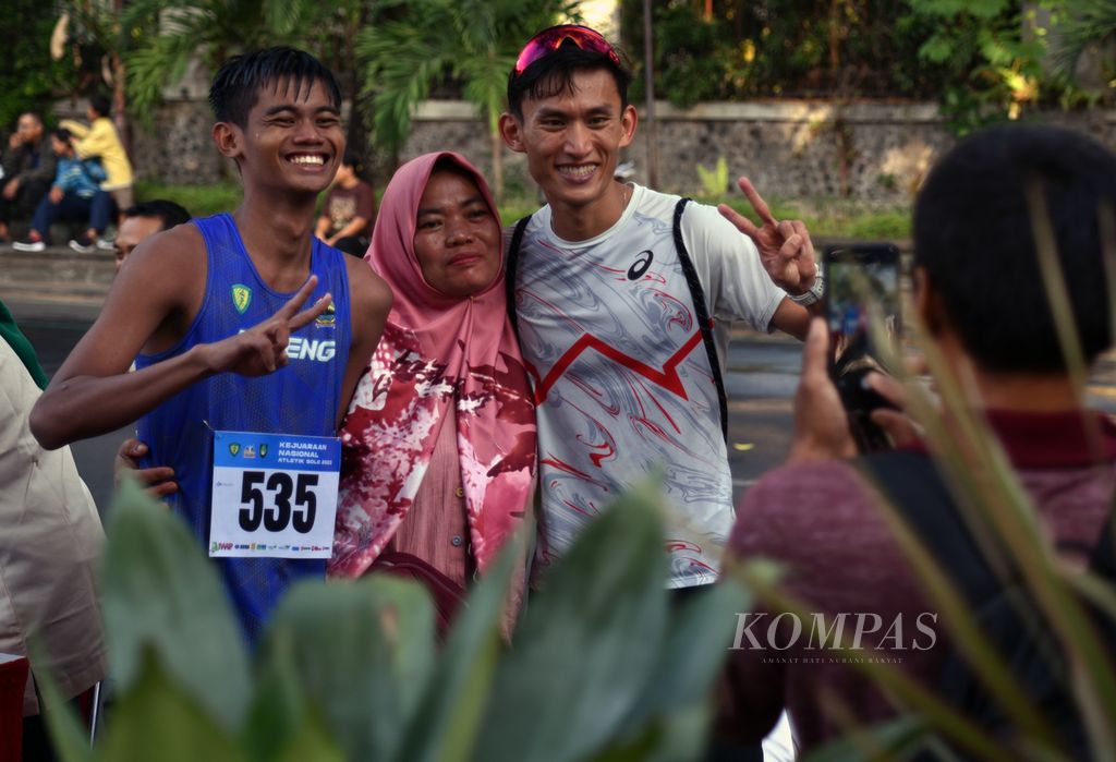 Hendro Yap meladeni foto bersama fans usai mengikuti perlombaan jalan cepat 20 kilometer Kejuaraan Nasional Atletik di jalanan sekitar Stadion Sriwedari, Solo, Jawa Tengah, Minggu (25/6/2023). Hendro yang mewakili Jawa Barat meraih emas dengan waktu 1 jam 34 menit 28 detik, atlet Jawa Timur Angga Septiyan meraih perak dengan 1 jam 38 menit 54 deti, dan atlet Sumatera Utara Syafaad Tarigan meraih perunggu dengan 1 jam 41 menit 22 detik. (KOMPAS/ADRIAN FAJRIANSYAH)