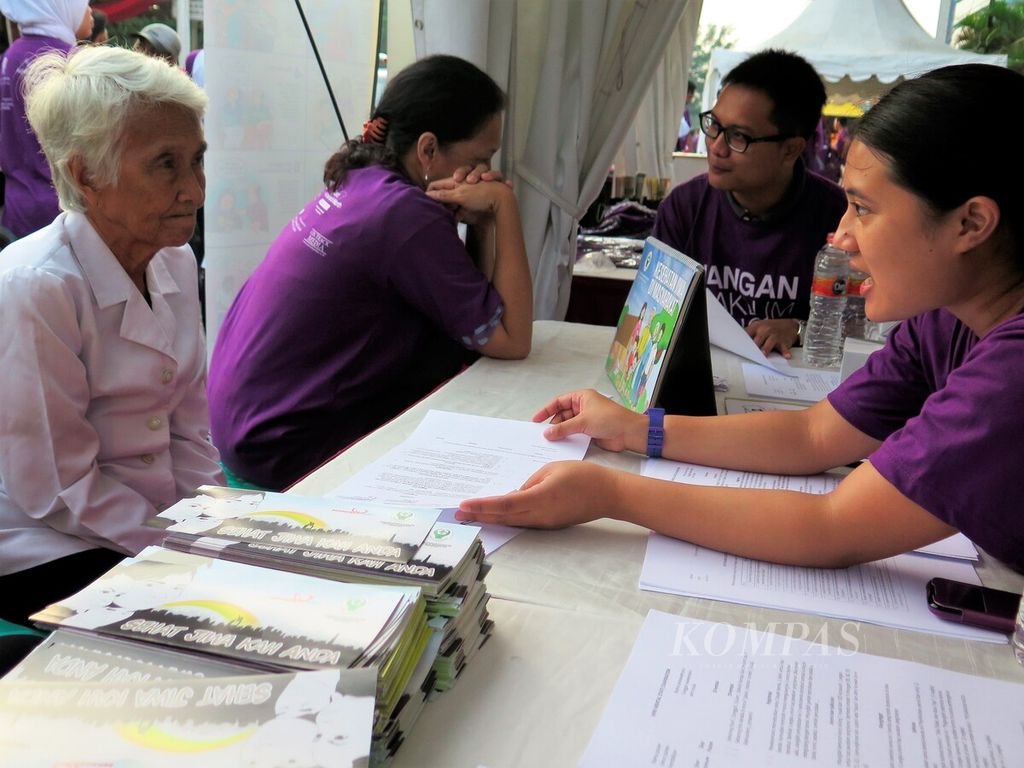 Seorang ibu menjalani tes deteksi dini demensia alzheimer di fasilitas pelayanan kesehatan dalam acara Jalan Sehat Peduli Alzheimer di Jakarta,