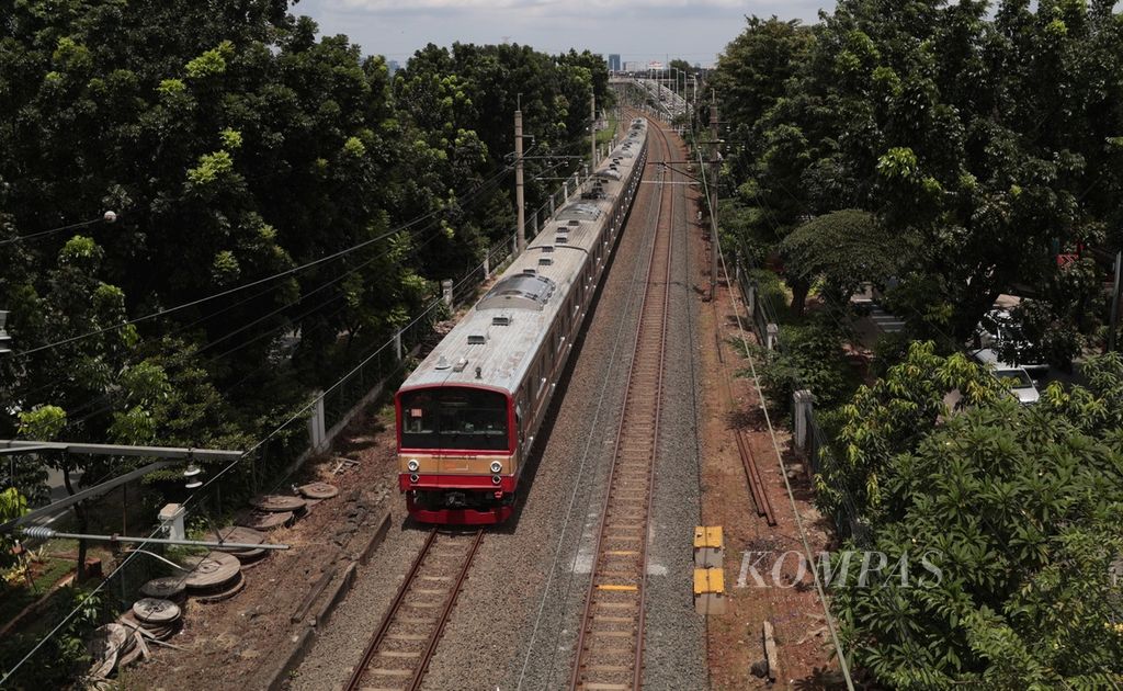 The Jabodetabek Electric Rail Train (KRL) passes through the Lenteng Agung area, Jakarta, Sunday (8/1/2013).