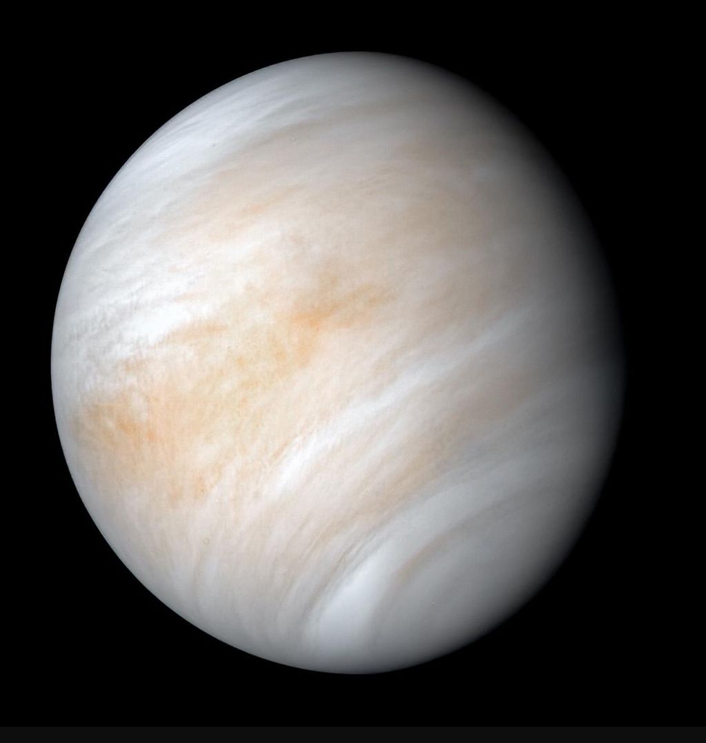 Citra planet Venus yang diambil oleh wahana antariksa Mariner 10 milik Badan Penerbangan dan Antariksa Nasional Amerika Serikat (NASA) pada 7 Februari 1974. Citra yang baru dipublikasikan NASA pada 8 Juni 2020 itu menunjukkan Venus yang diselimuti awan tebal dan padat. Meski Venus terlihat indah dan cantik dari Bumi, sejatinya Venus adalah dunia yang panas, memiliki tekanan atmosfer tinggi, dan mengandung asam sangat tinggi.